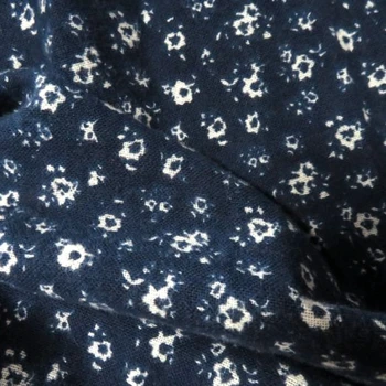 O algodão e o Tecido de Linho a Primavera e o Verão Nova Retro Azul Marinho e Fundo Branco Quebrado Pétalas de Impressão e Tingimento Misturado Moda